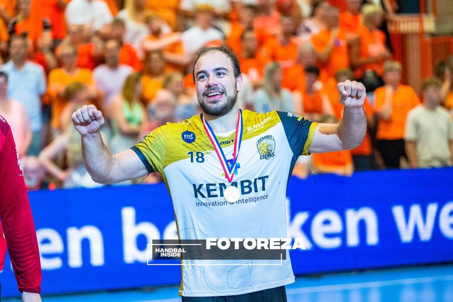 Steins: "De trainer heeft een superbelangrijk aandeel gehad in deze titel"