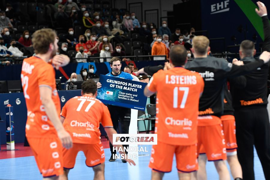 Na veertien stops in Boedapest moet Van Leeuwen een kaakreconstructie afmaken